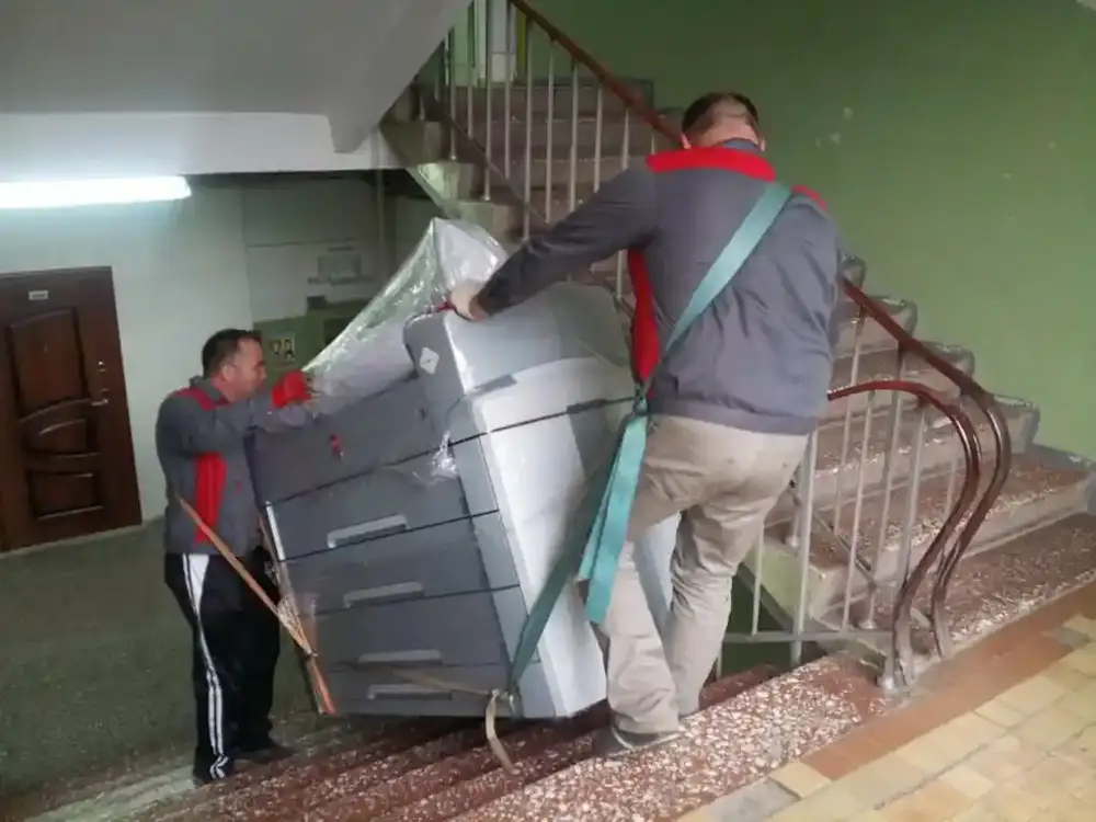 Такелаж тяжёлого оборудования по лестнице — реальная работа